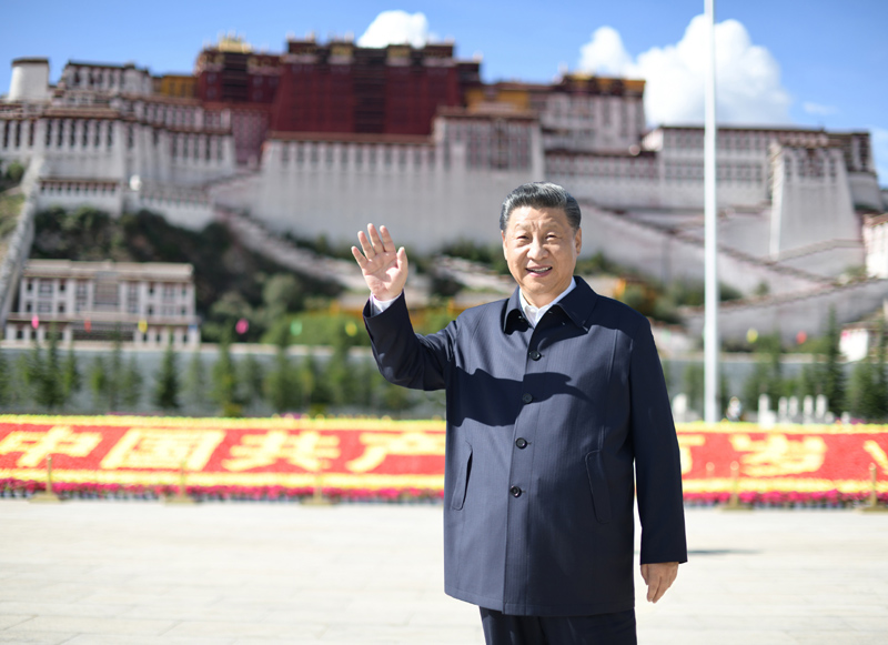 2021年7月22日，習(xí)近平在布達(dá)拉宮廣場(chǎng)考察時(shí)，向游客和當(dāng)?shù)厝罕姄]手致意。